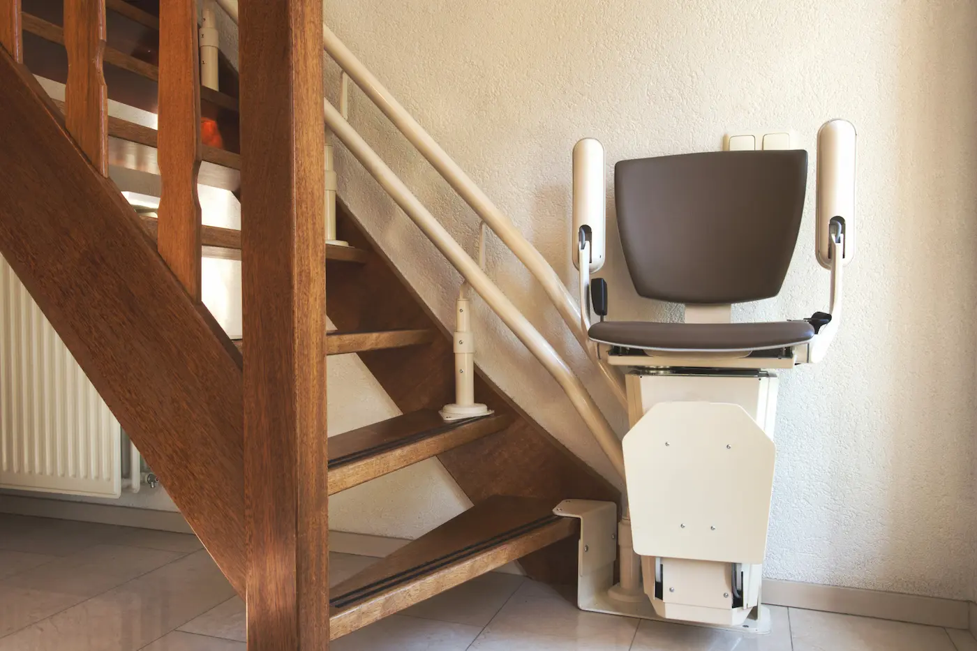 Escalera de madera con giro en una vivienda unifamiliar de Majadahonda