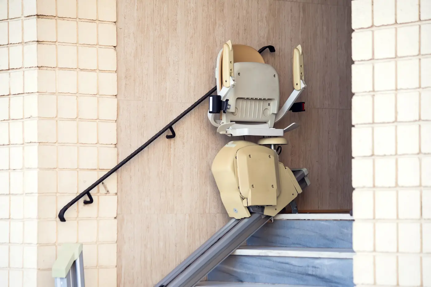 Salvaescaleras de exterior en la escalera de acceso a un jardín