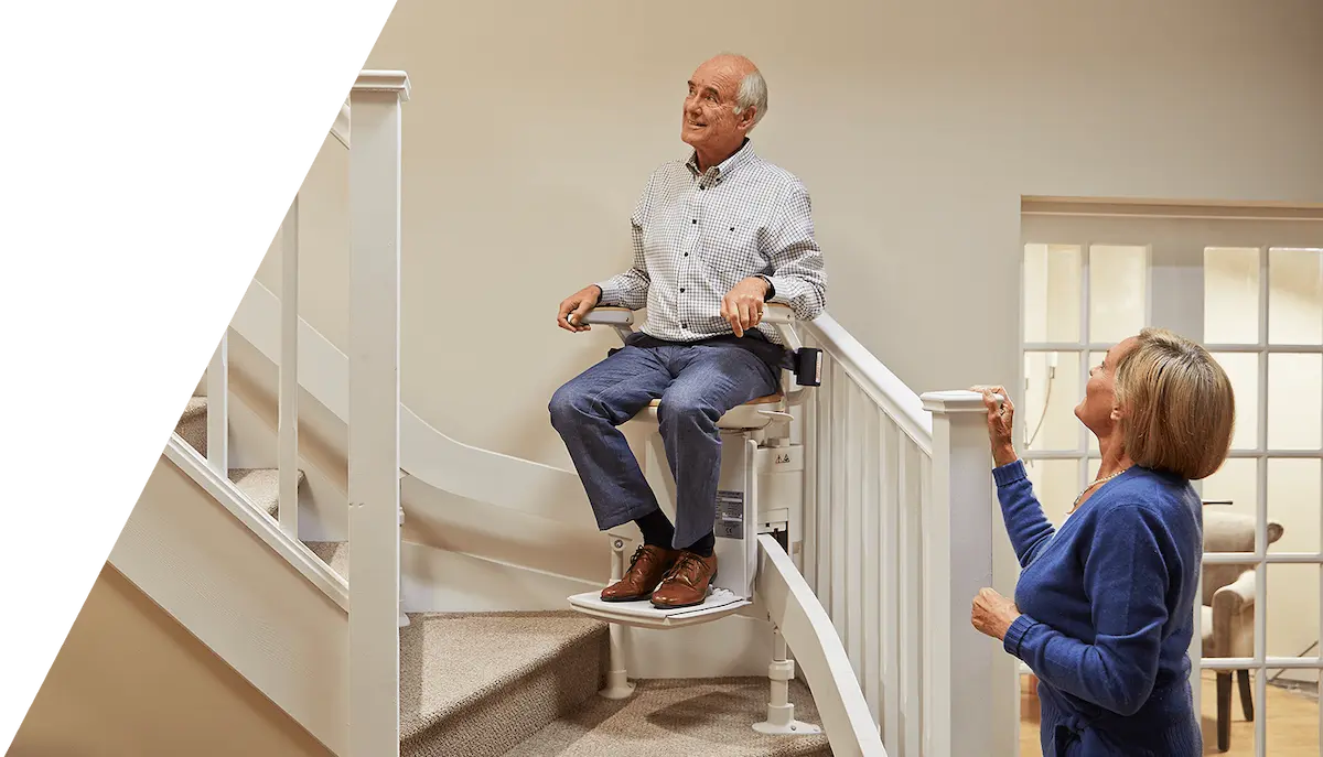 Silla salvaescaleras curva con raíl a medida en una escalera con rellano